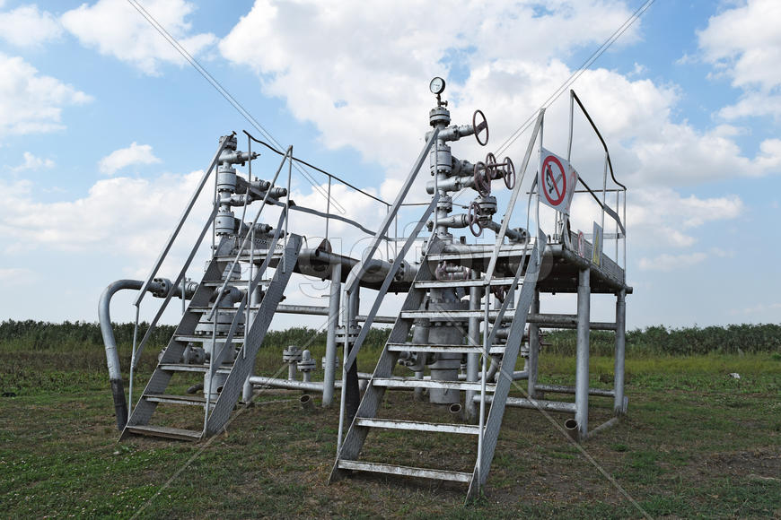 Equipment of an oil well. Shutoff valves and service equipment