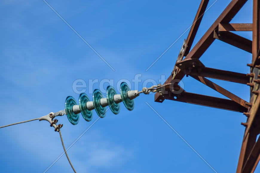 Стеклянные изоляторы на опорах высоковольтных линий электропередач 