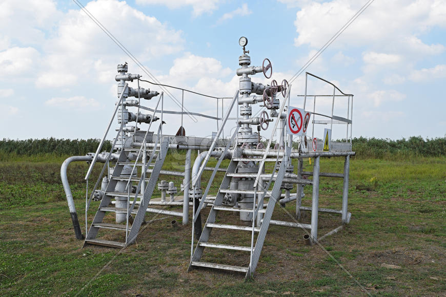 Equipment of an oil well. Shutoff valves and service equipment