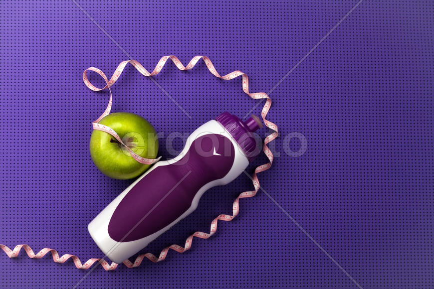Яблоко на фиолетовом фоне