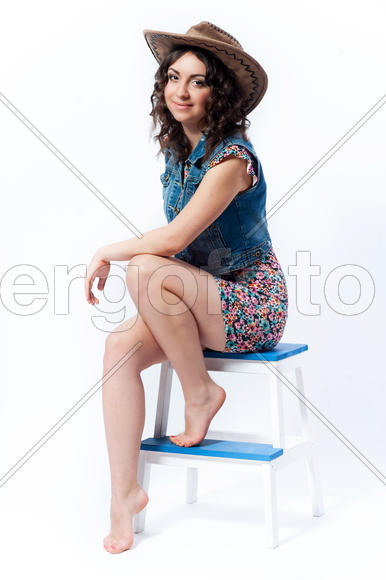 Девушка сидит на лестнице