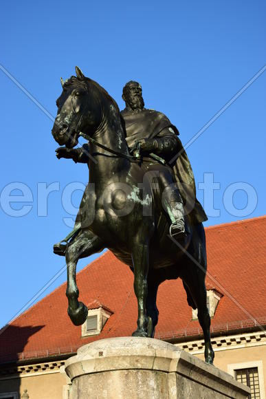 Германия. Мюнхен. Скульптура мужчины на коне 