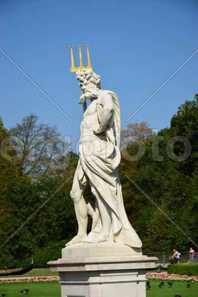 Мюнхен - дворец "Нимфенбург" статуя в парке 