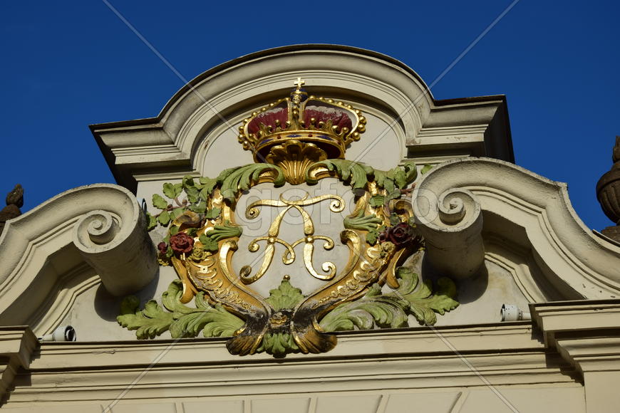 Германия - город Регенсбург, скульптура на фасаде  в виде короны 