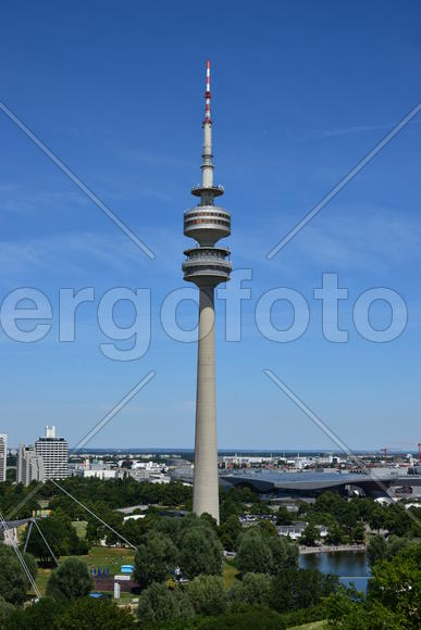 Германия, Мюнхен. Современная архитектура. Высокая башня со шпилем 