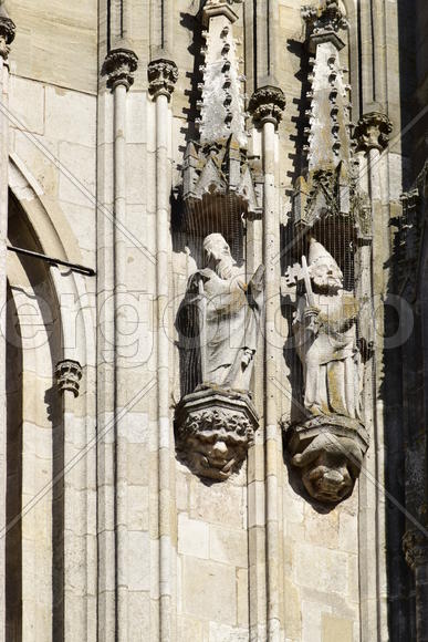Германия - город Регенсбург. Скульптуры и украшения на фасаде здания 