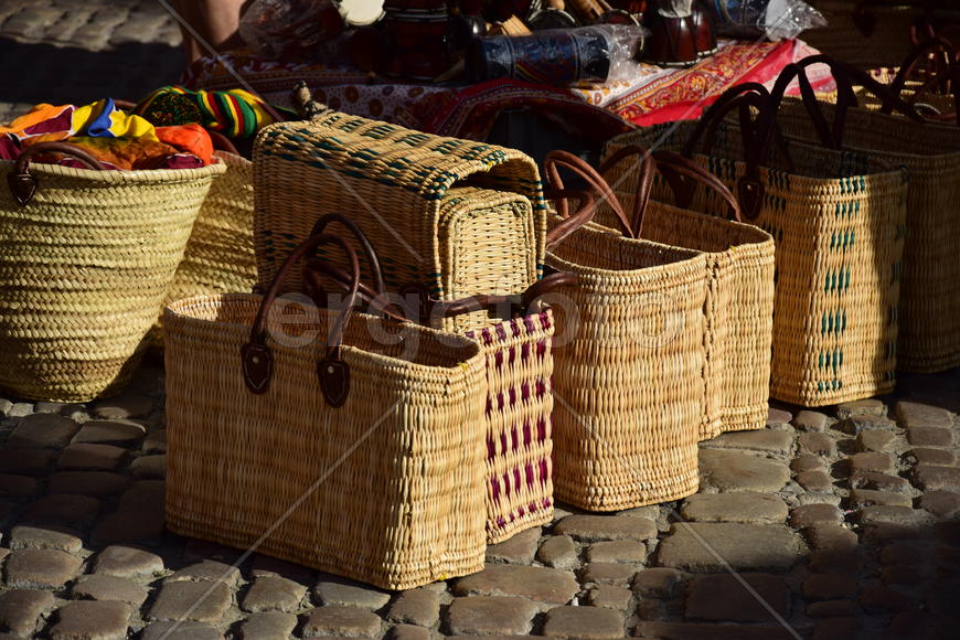 Плетеные корзины на продажу в лавке 