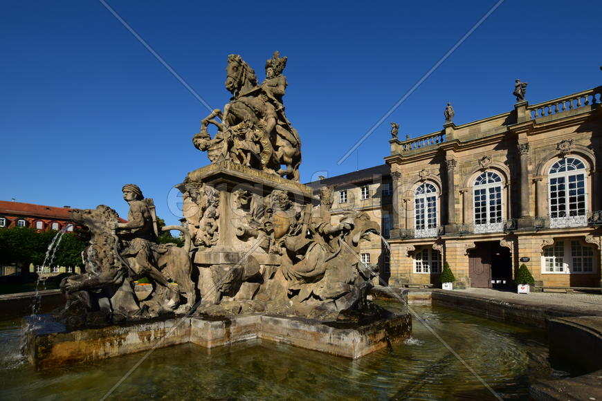 Германия - город Байройт, средневековый замок с видом на фонтан 