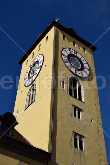Германия - город Регенсбург. Башня с часами 