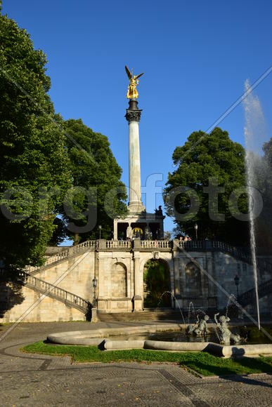 Германия. Мюнхен. Золотая скульптура  на постаменте в парке 