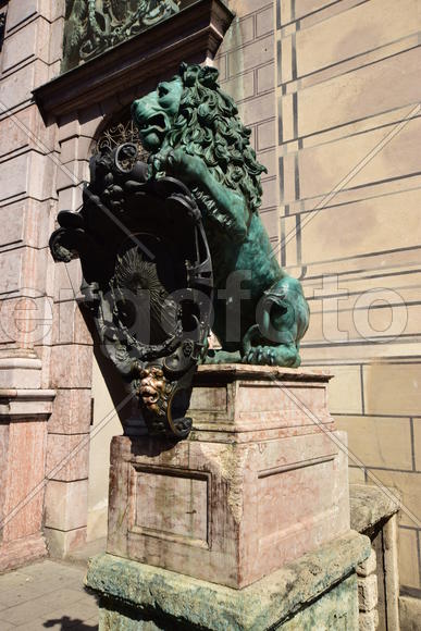 Германия. Мюнхен. Скульптура льва с щитом 