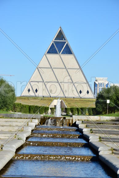 Астана - стеклянная пирамида. Казахстан 