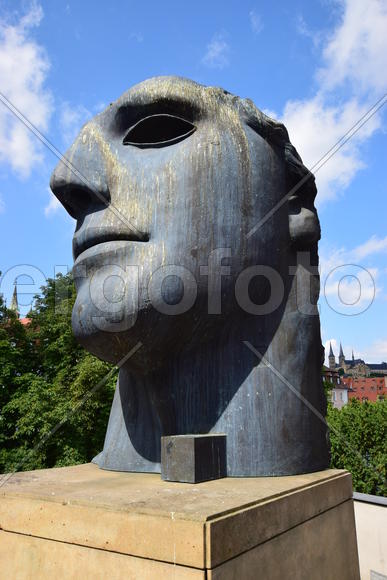 Германия - город Бамберг. Скульптура половины лица человека 