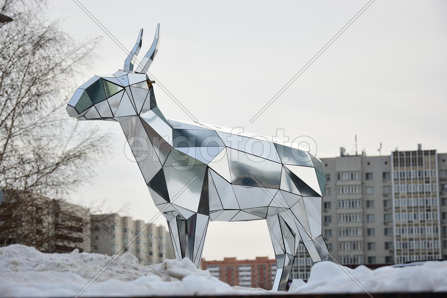Астана - уличная скульптура из зеркал 