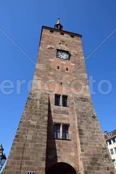 Германия - город Нюрнберг. Старинная башня с часами 