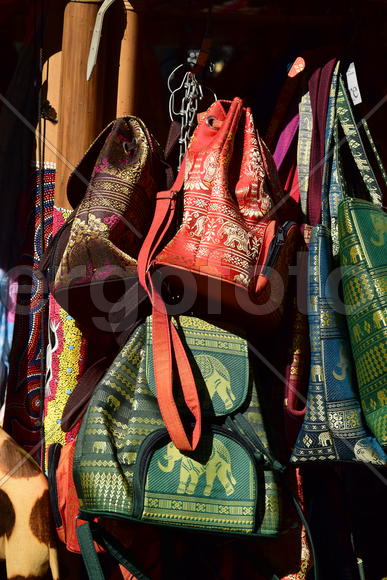 Разноцветные сумки на продаже в лавке 