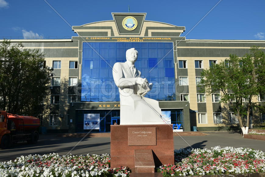 Астана - Памятник Сакену Сейфуллину