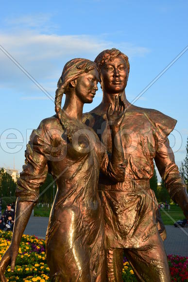 Бронзовая скульптура мужчины и женщины. Астана- Казахстан 