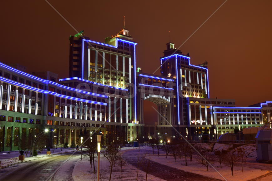 Астана - Офис компании КазМунайГаз ночью