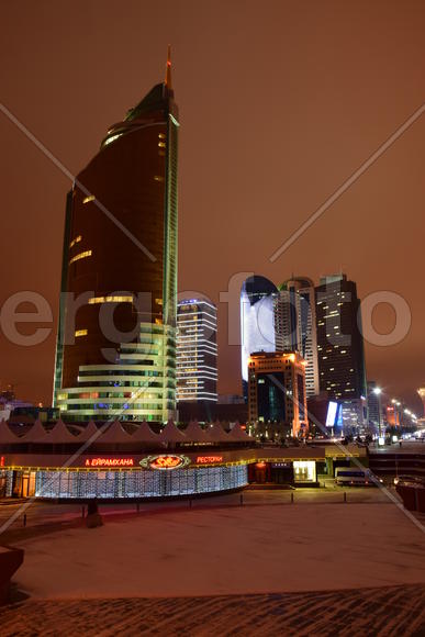 Астана. Современная архитектура города ночью 