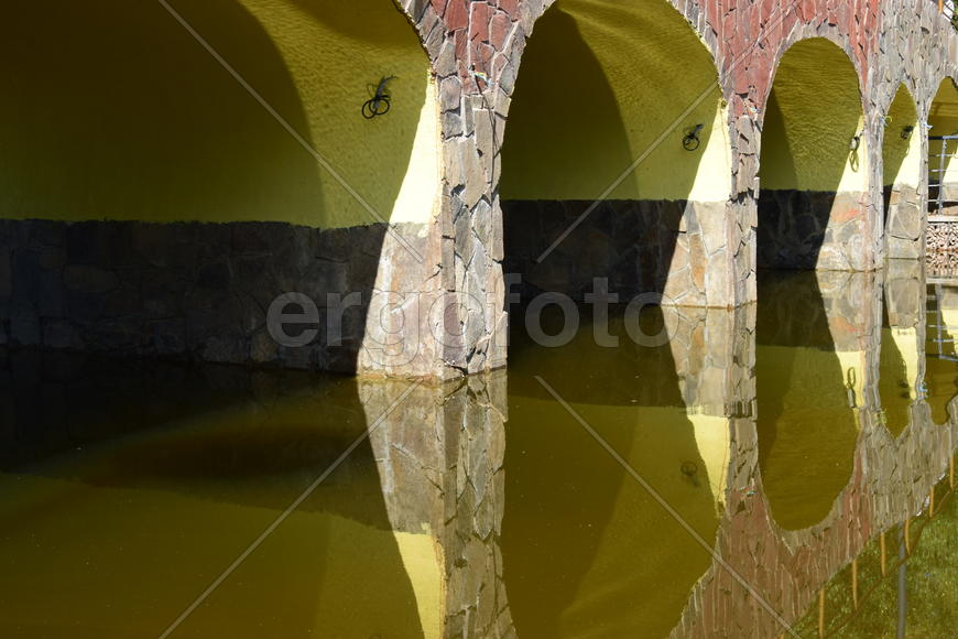 Арочный мост над водой  