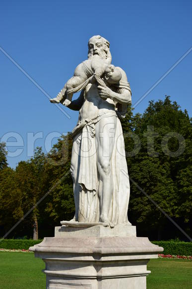 Германия, Мюнхен, замок Нимфенбург. Статуи в дворцовом парке
