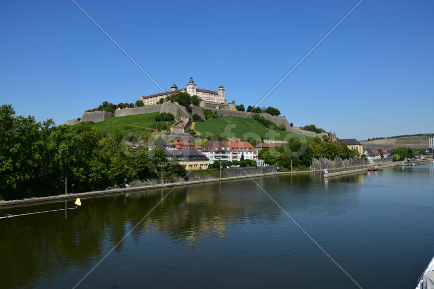 Германия - город Вюрцбург, замок Мариенберг панорамный вид с реки 