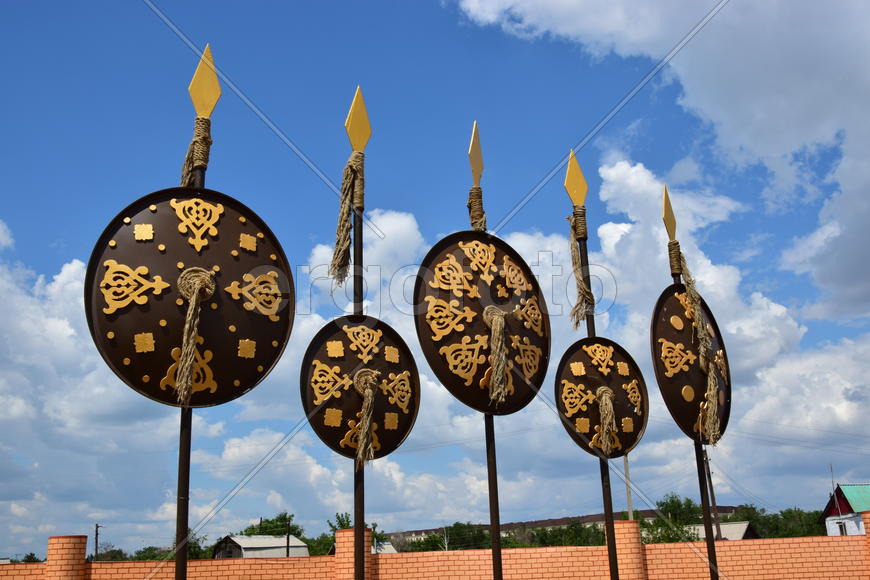 Старинные щиты украшенные орнаментом 