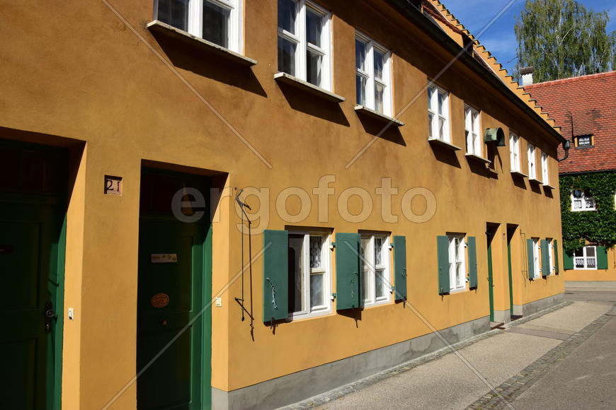 Аугсбург - ФУГГЕРАЙ, небольшие дома яркого цвета 