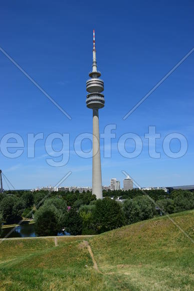 Германия, Мюнхен. Современная архитектура. Высокая башня со шпилем 