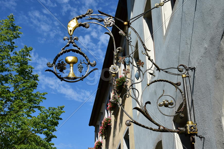 Исторический город Ротенбург в Баварии. Кованная вывеска 