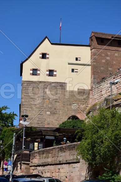 Германия, Нюрнберг - Имперская крепость, старинные жилые дома в плюще 