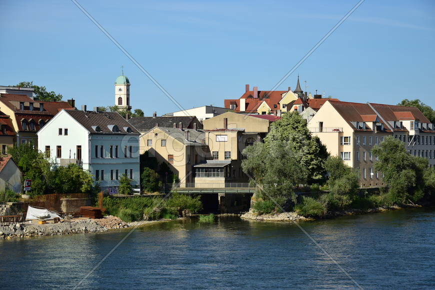 Германия - город Регенсбург. Панорамный вид на город с реки 