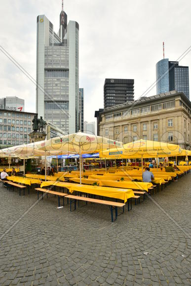 Франкфурт-На-Майне, желтое кафе на улице