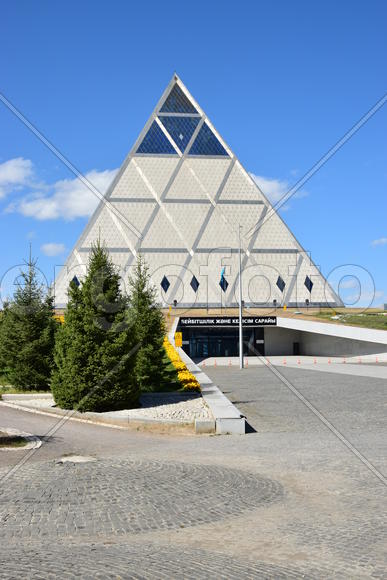 Астана - стеклянная пирамида. Казахстан