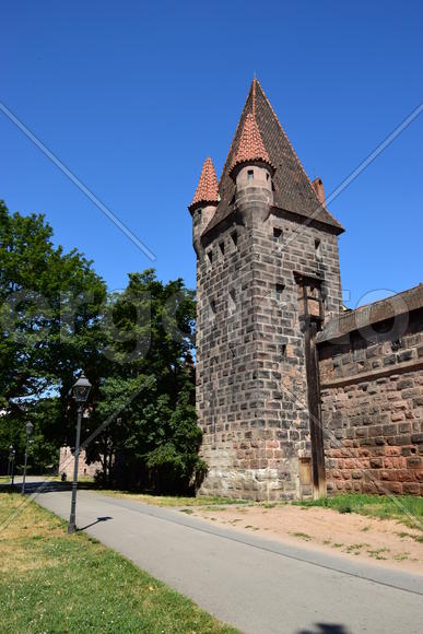 Германия - город Нюрнберг. Фасад крепости с башннями 