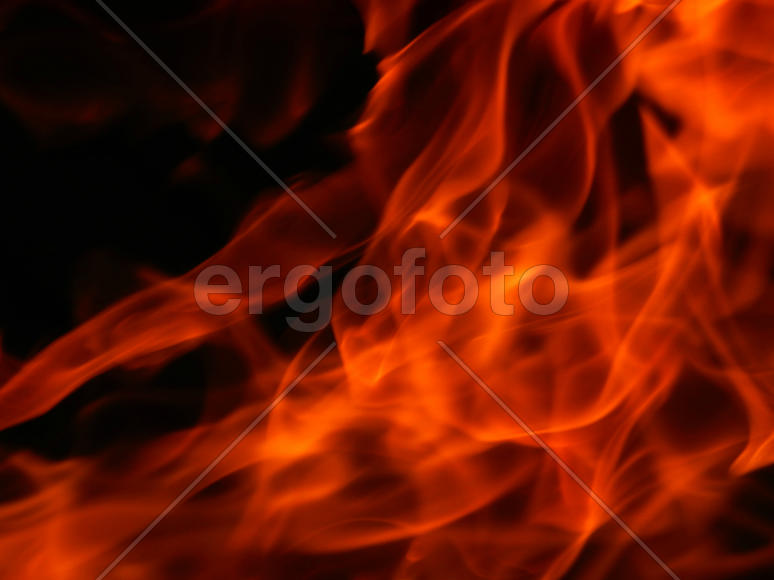 Текстура огненного пламени  на черном фоне