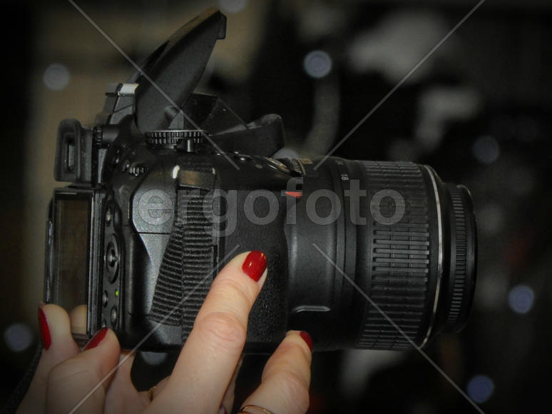 Женские руки с фотоаппаратом