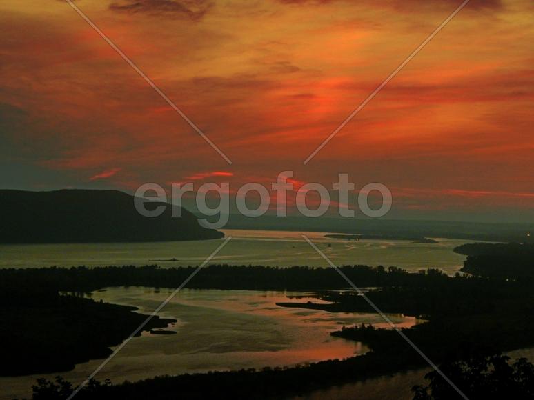 Вечерний закат на реке Волга