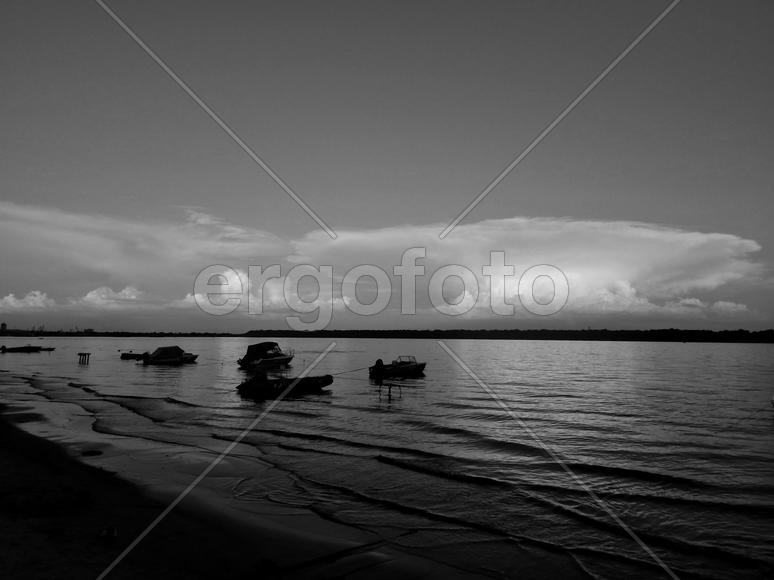 Пейзаж на реке Волга на черно-белом снимке