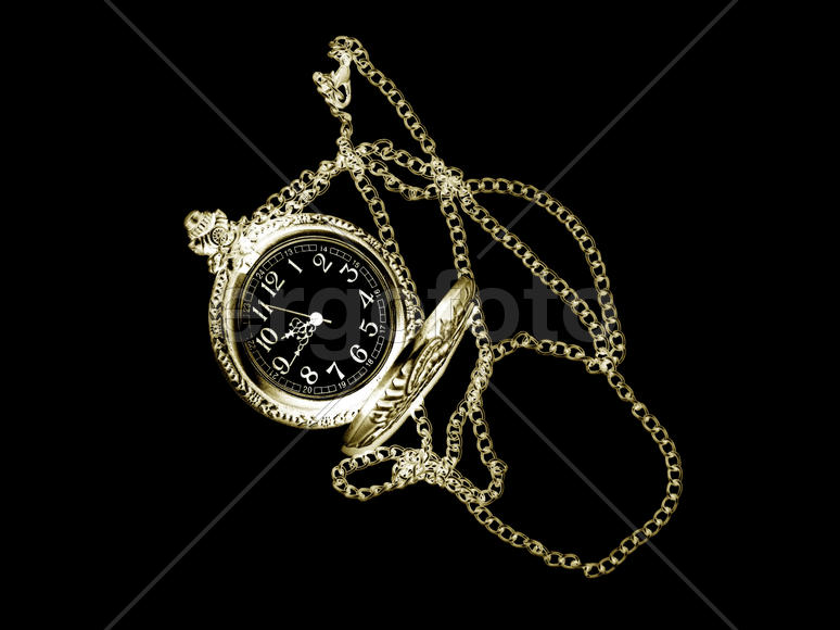 Старинные часы с цепочкой на черном фоне