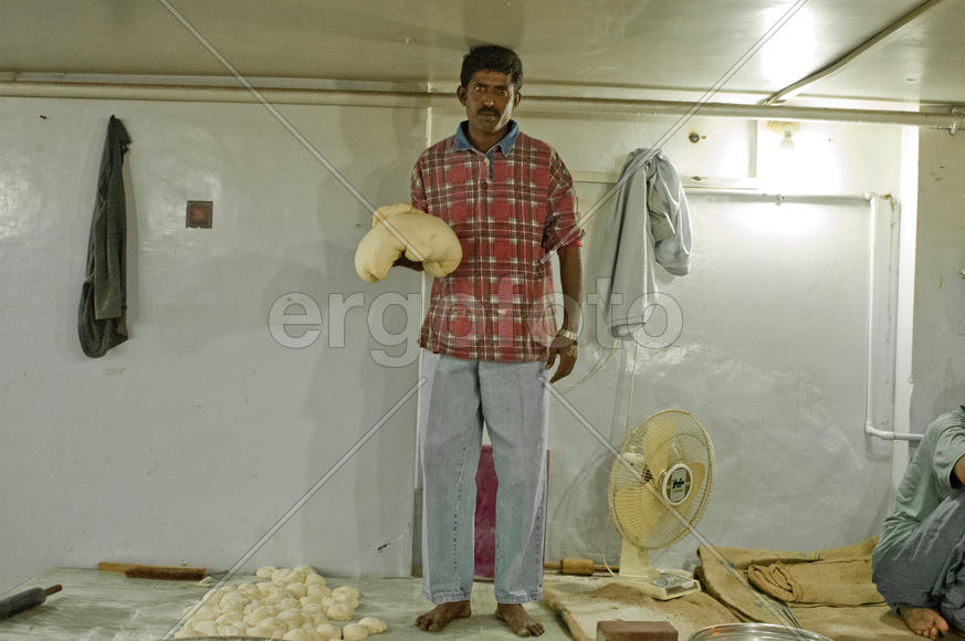 Baker bread in his shop the Pakistani city of Karachi