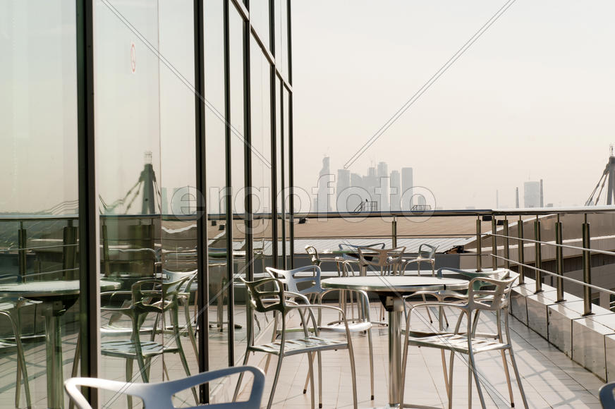 Terrace with table and chairs with views of the business center