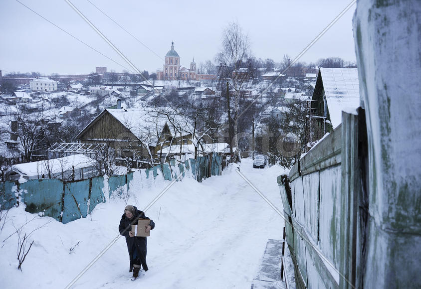 Woman goes through the old city of Smolensk in winter