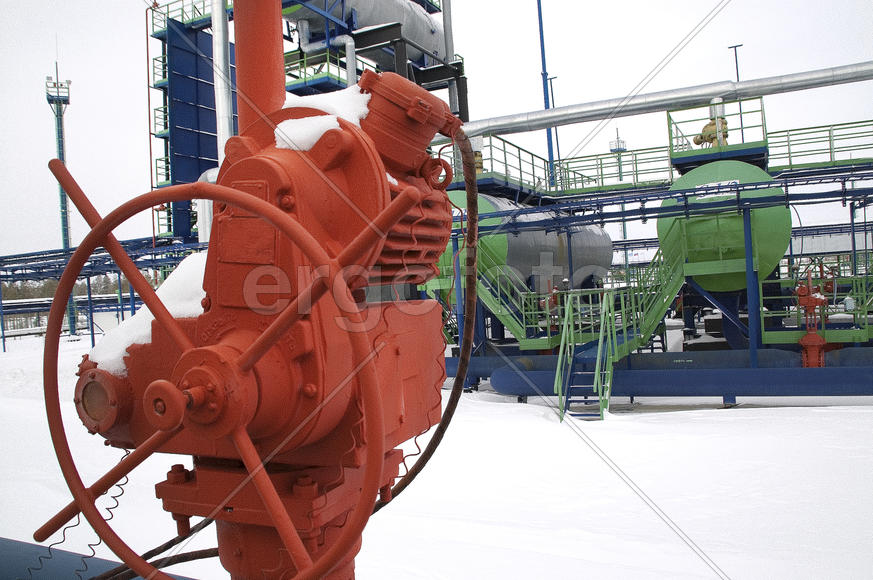 Equipment for collection and initial purification of crude oil