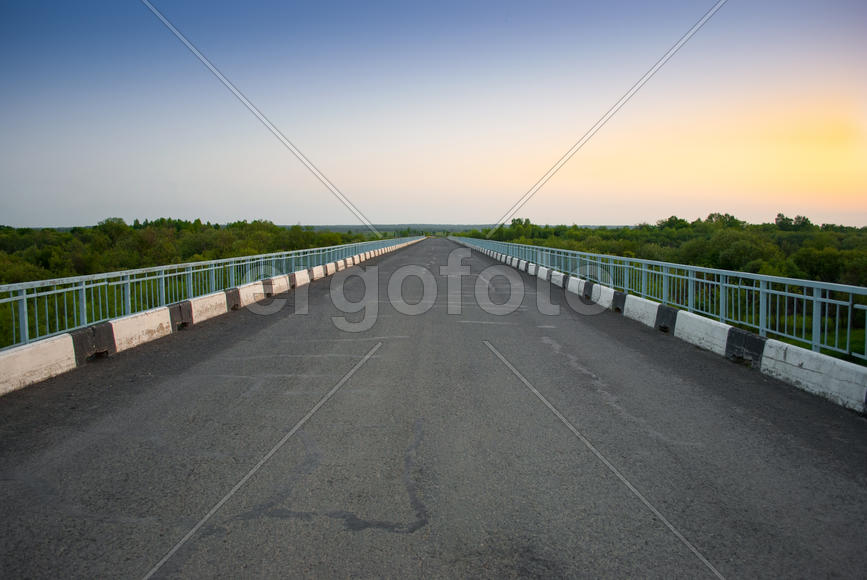 Бетонный мост ведущий к горизонту 