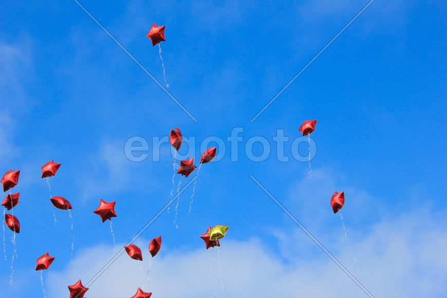 Воздушные шары на фоне голубого неба 