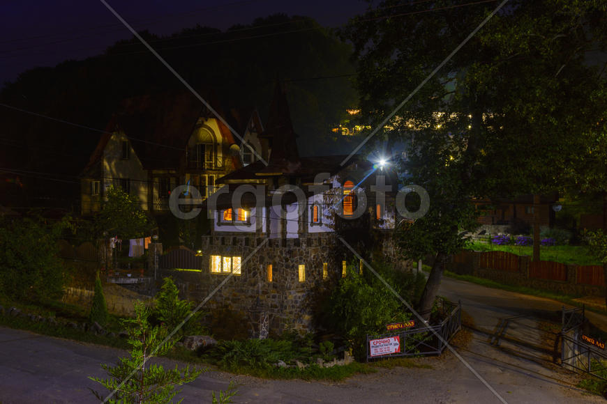 Индивидуальный жилой дом в горной деревне ночью 
