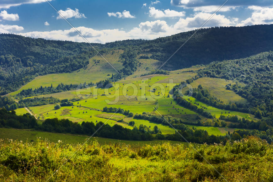 Серпантин горных дорог и горных долин в Украине