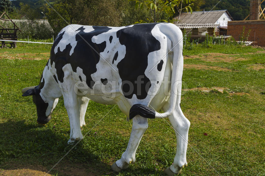 Статуя коровы. Молочная корова в деревне